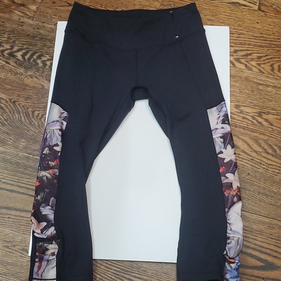 CALIA by Carrie Underwood Pants - CALIA FLORAL PATCH MEDIUM EXERCISE CAPRI'S